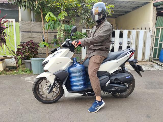 Honda Vario 160, Skutik Sporty Sahabat Galon dan Gas Melon