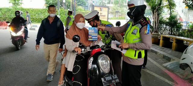 Polisi Tilang Manual dan Minta Uang Damai? Bisa Dilaporkan!