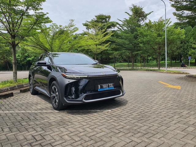 Mencoba Mobil Listrik Toyota bZ4X yang Dipakai di KTT G20, Paket Lengkap!