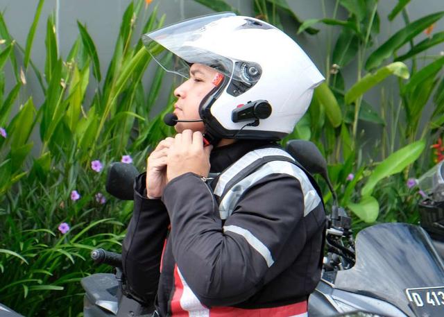 Naik Motor Saat Hujan: Lebih Aman Helm Full Face atau Half Face?