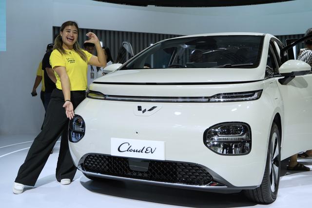 IIMS 2024: Ketika Komunitas Menyerbu Wuling Cloud EV, Apa Kata Mereka?