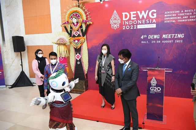 Canggihnya Robot UU Telkomsel yang Sapa Delegasi G20