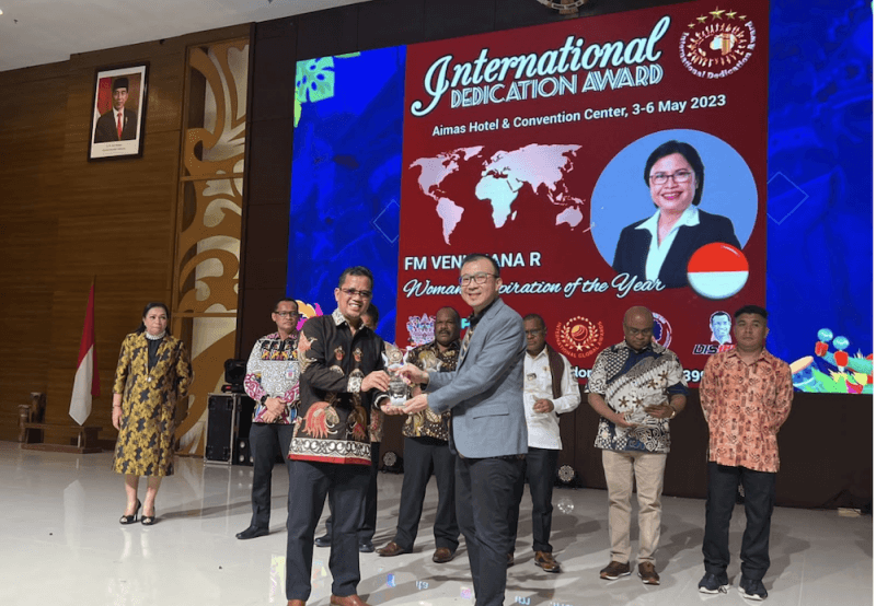 Direktur Telkom Raih International Dedication Award 2023