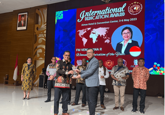 Direktur Telkom Raih International Dedication Award 2023