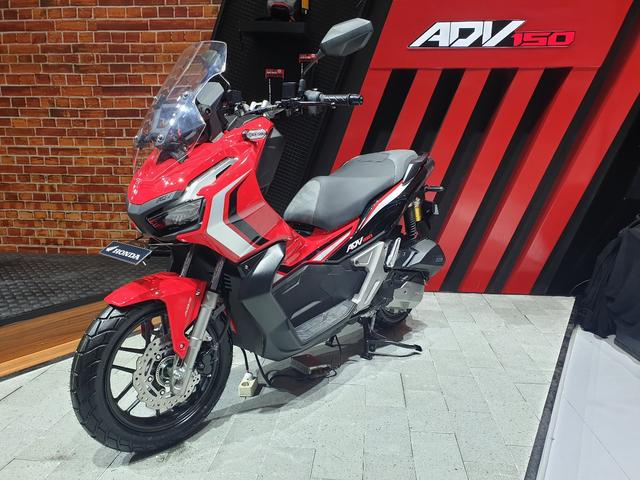 VIDEO Review Honda ADV150, Si Yamaha Nmax Killer!