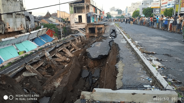 Video Mengerikan 9 Ruko Runtuh Seret Jalan Raya di Jember