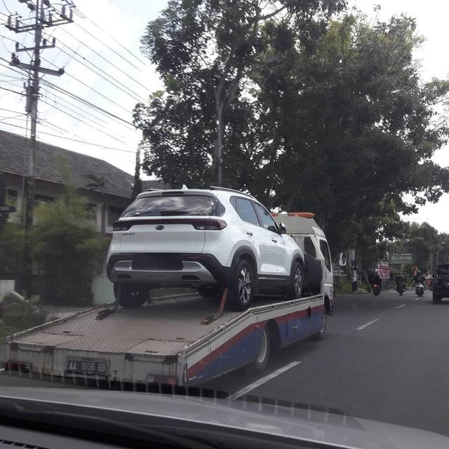 Spyshot Kia Sonet Dikirim ke Diler Yogyakarta