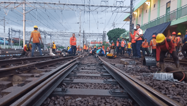 Jalur Kereta Api Terkena Banjir, Uang Penumpang Dikembalikan