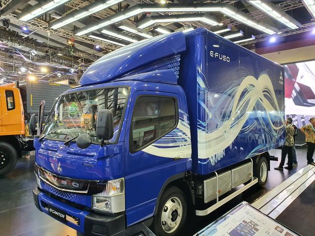 VIDEO FUSO eCanter, Truk Listrik Antiasap Cumi-Cumi