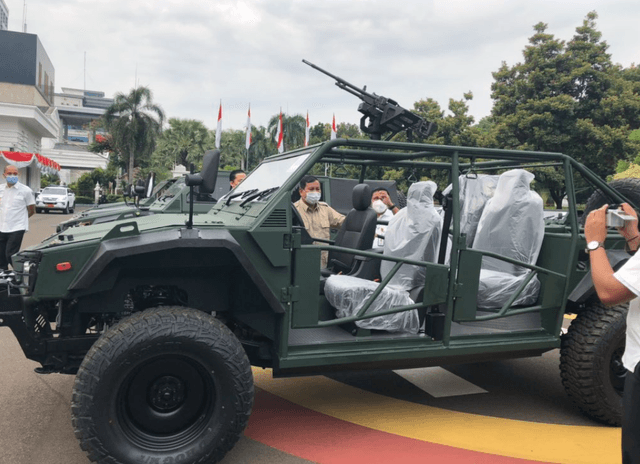 Prabowo Periksa Pindad Maung Versi Produksi