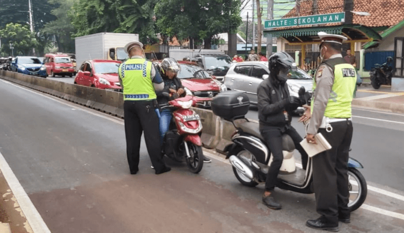 Tilang Bagi Motor dan Angkot Masuk Jalur Cepat di Margonda Depok