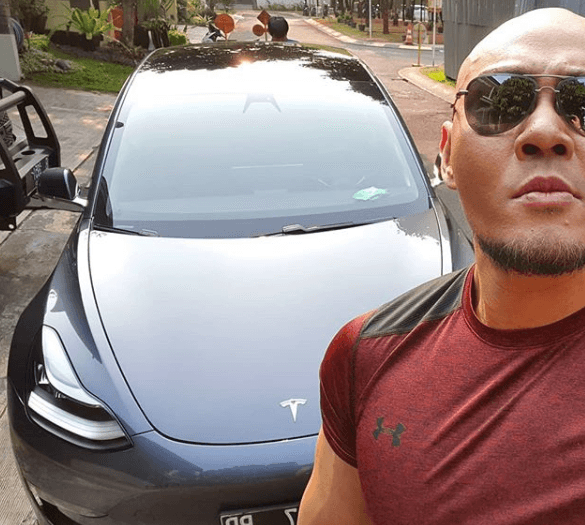 Anti Ganjil-Genap, Deddy Corbuzier Beli Tesla Model 3 yang Harganya Rp1,5 Miliar