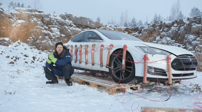 Perbaikan Mahal, Pria Ini Ledakkan Tesla Model S Serta  Boneka Elon Musk