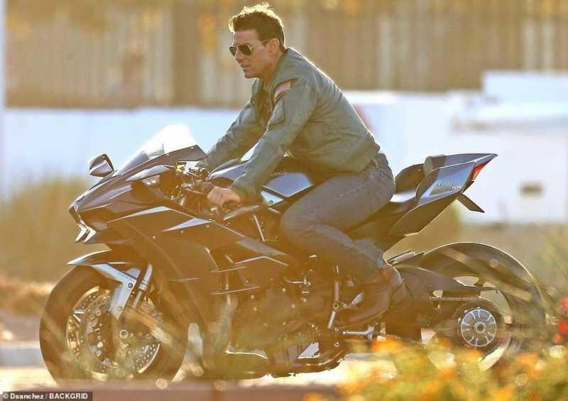 Jaket Bomber, Kawasaki Ninja H2 dan Tom Cruise, Ini Mah Jokowi Pasti Lewat!