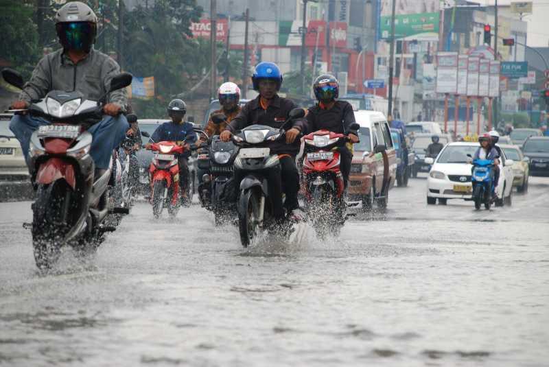 5 Cara Ngerem Pas Naik Motor Saat Hujan, Biar Gak Kepeleset!