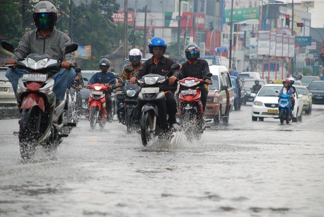 Ceceran Solar dan Hujan Bikin Jatuh Belasan Motor di Depok