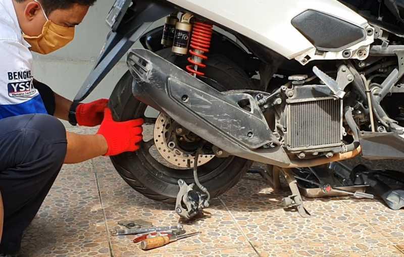 Kenapa Kampas Rem Belakang Motor Lebih Cepat Habis Ketimbang Depan?