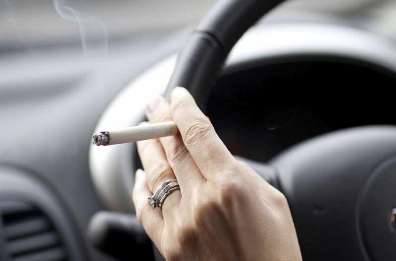 3 Cara Usir Bau Rokok di Kabin Mobil