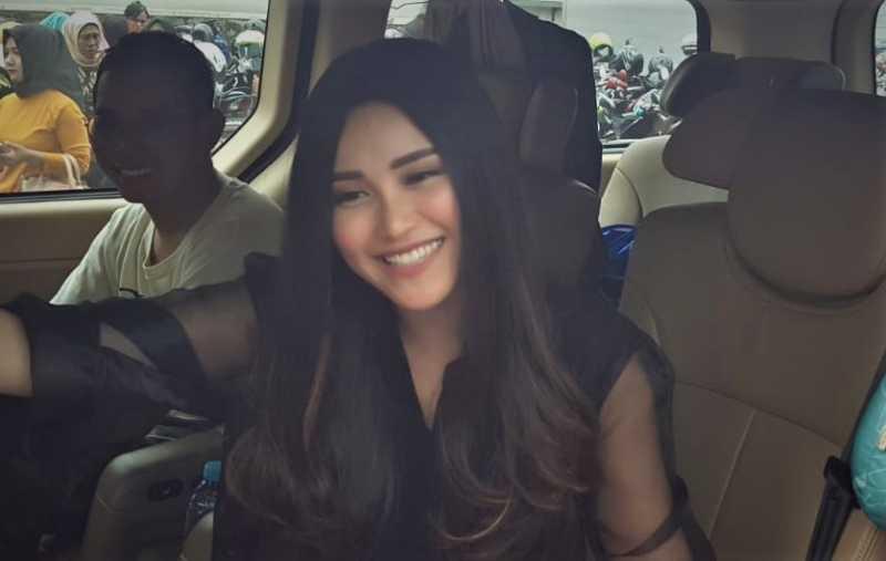  Komentar Ayu Ting Ting Bermain di Pantai Pakai Bikini