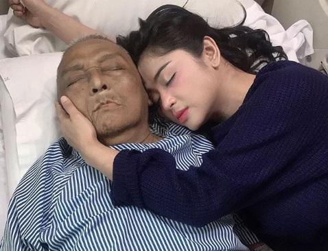 Bikin Haru, Momen Dewi Perssik Bersama Ayah Sebelum Meninggal Dunia