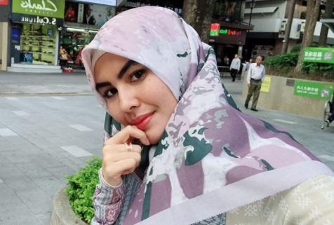 Kartika Putri Jawab Puisi Sukmawati Menyinggung Azan dan Cadar