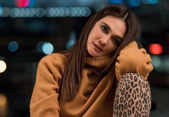  Ekspresi Luna Maya Pakai Mukena di Tanah Suci