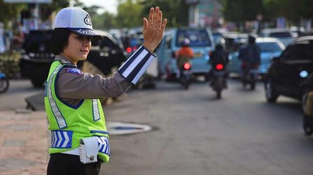 The Power of Emak-emak: Langgar Marka Jalan Malah Memaki Polwan