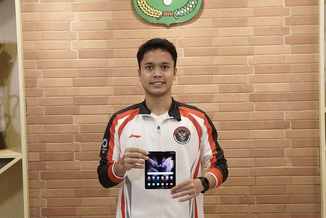 Senyum Manis Anthony Ginting Pertama Pegang Samsung Galaxy Z Fold3