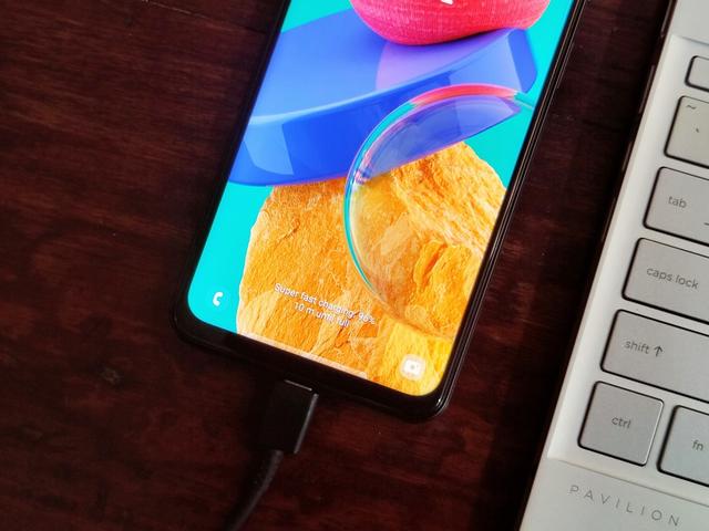 Review Baterai Samsung Galaxy M33 5G: Tangguh, Tapi Ngecasnya Ribet