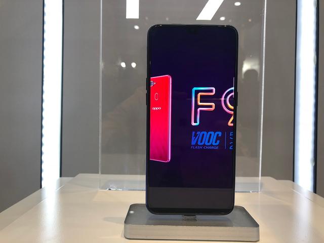 OPPO F9 dan <i>VOOC Flash Charge</i>: 5 Menit Isi Daya untuk 2 Jam Bicara