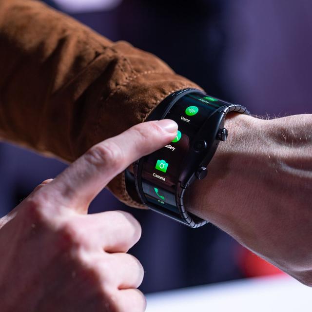 MWC 2019: Nubia Pamer..Bukan Ponsel <i>Sih</i>, tapi Smartwatch Lipat