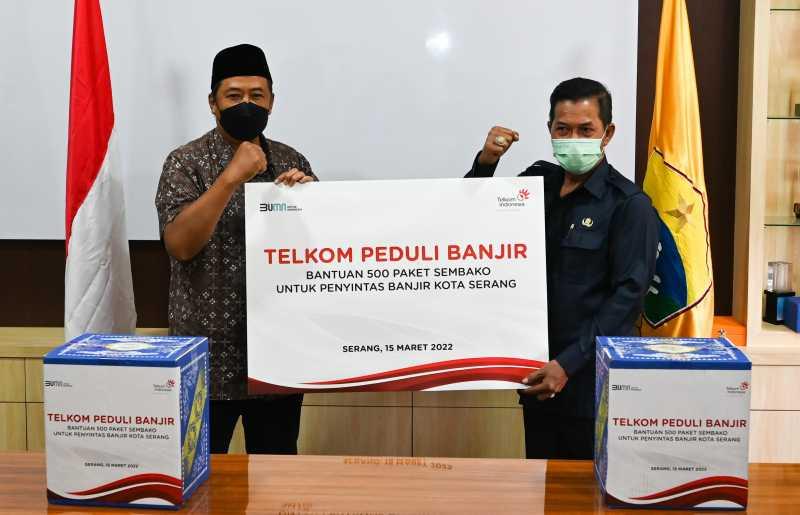 Telkom Tinjau Jaringan Internet dan Kirim Sembako ke Korban Banjir Serang