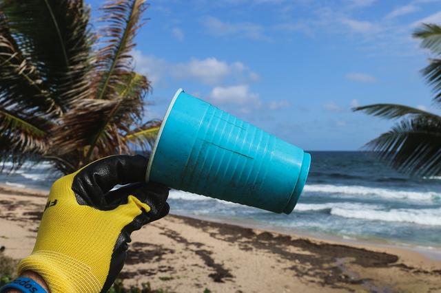 Miris, 33 Ribu Ton Sampah Plastik dari Bali 'Mengalir' ke Laut