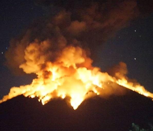 Gunung Agung Meletus di Malam Hari, Terlihat Cantik namun Mematikan