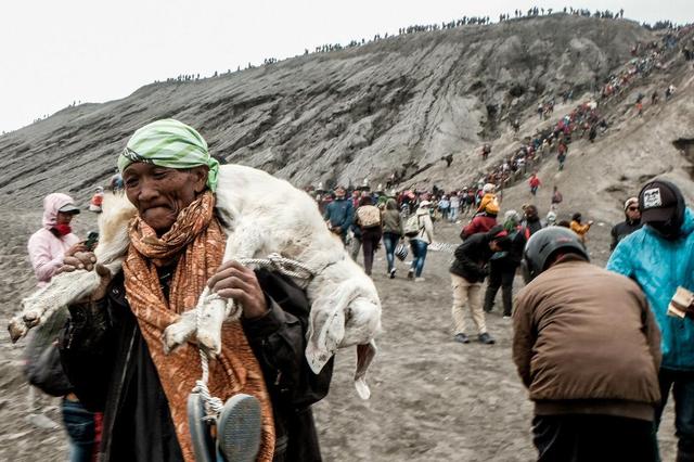 Mengenal Upacara Yadnya Kasada di Gunung Bromo