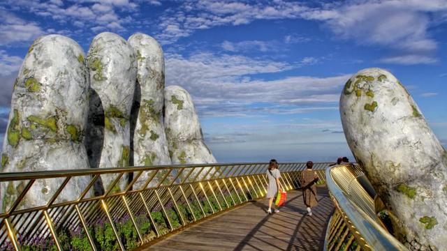 Menelusuri Jembatan Emas di Vietnam, Seperti Berjalan di Atas Awan