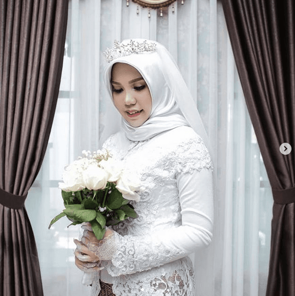 Wanita ini Tetap Pakai Baju Pengantin Walau Calon Suami jadi Korban Lion Air