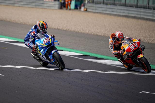 Seru! Alex Rins Salip Marquez di Depan Garis Finish