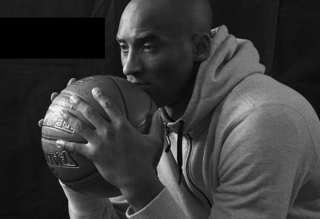 Viral Video Kobe Bryant Bantu Mobil yang Kecelakaan