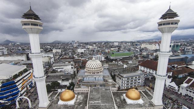 Bandung Diserang Hoax Menara Masjid Raya Roboh