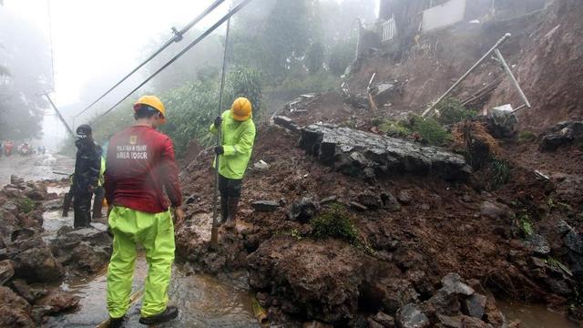 Langkah Penting Menyelamatkan Diri Saat Terjebak Longsor