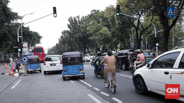 Pria Bugil Bersepeda Santai di Sekitar Monas