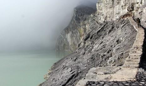 30 Orang Keracunan Gas Kawah Ijen