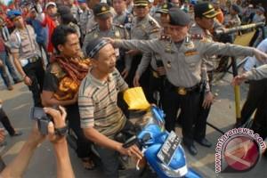 Warga bawa jenazah pakai motor, langsung ditolong polisi