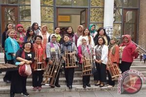 Musik angklung iringi lagu ABBA di London