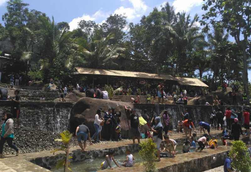  Nikmati Kolam Air Berkonsep Batuan Alam di Purwakarta 