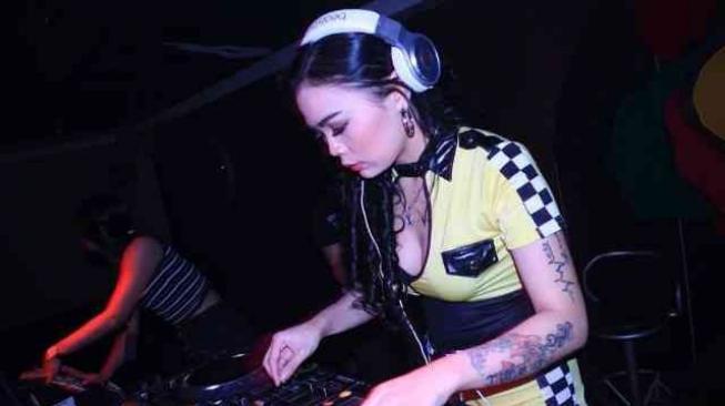 DJ Martha Barbie Dianiaya Pria Mabuk saat Tolong Pengojek Online