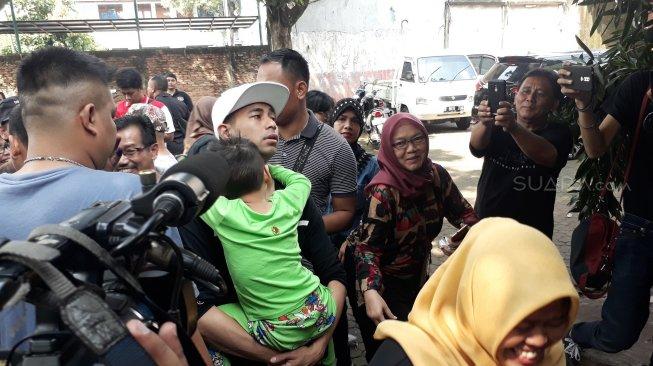 Raffi Ahmad dan Nagita Slavina Boncengan Naik Motor ke TPS