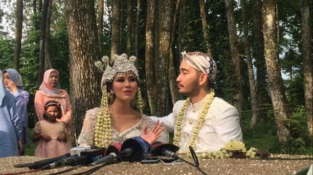 Deretan Artis Ini Hujan-hujanan Hadiri Resepsi Syahnaz - Jeje