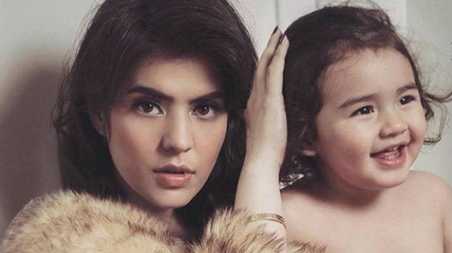 7 Mama Muda Ini Tampak Seksi Bersama Jagoan Ciliknya